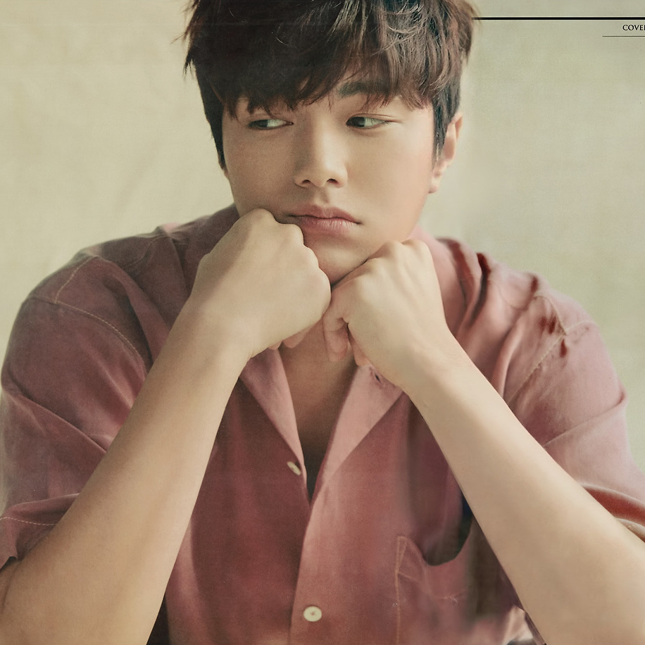 A moment captured by a fan of Kim Myungsoo (L)