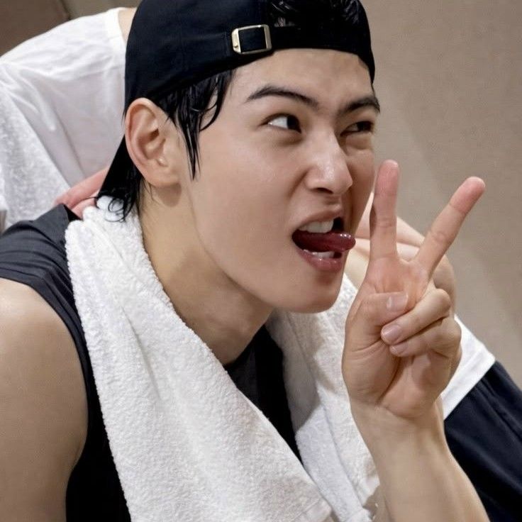 A moment captured by a fan of Cha Eunwoo