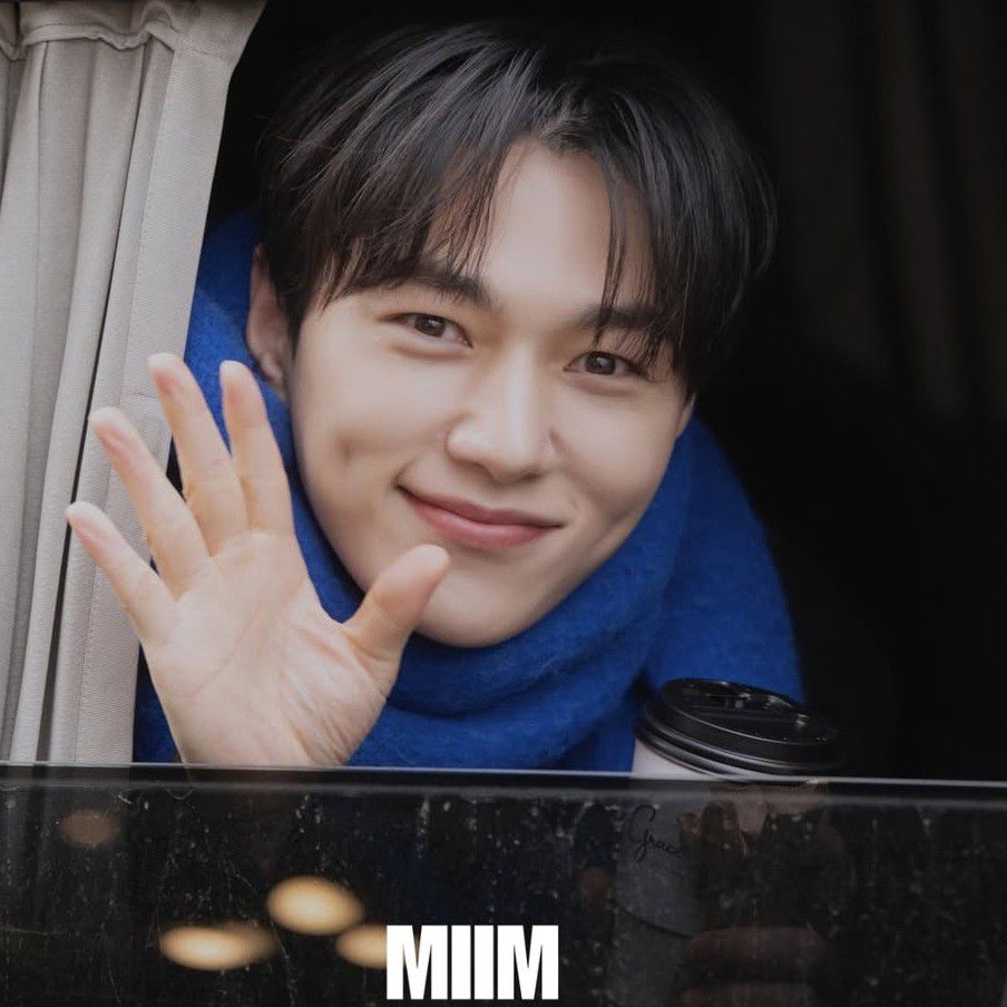 A moment captured by a fan of Kim Myungsoo (L)