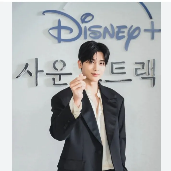 A moment captured by a fan of Park Hyungsik