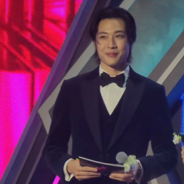 Behind-the-scenes cut of Lee Jongwon