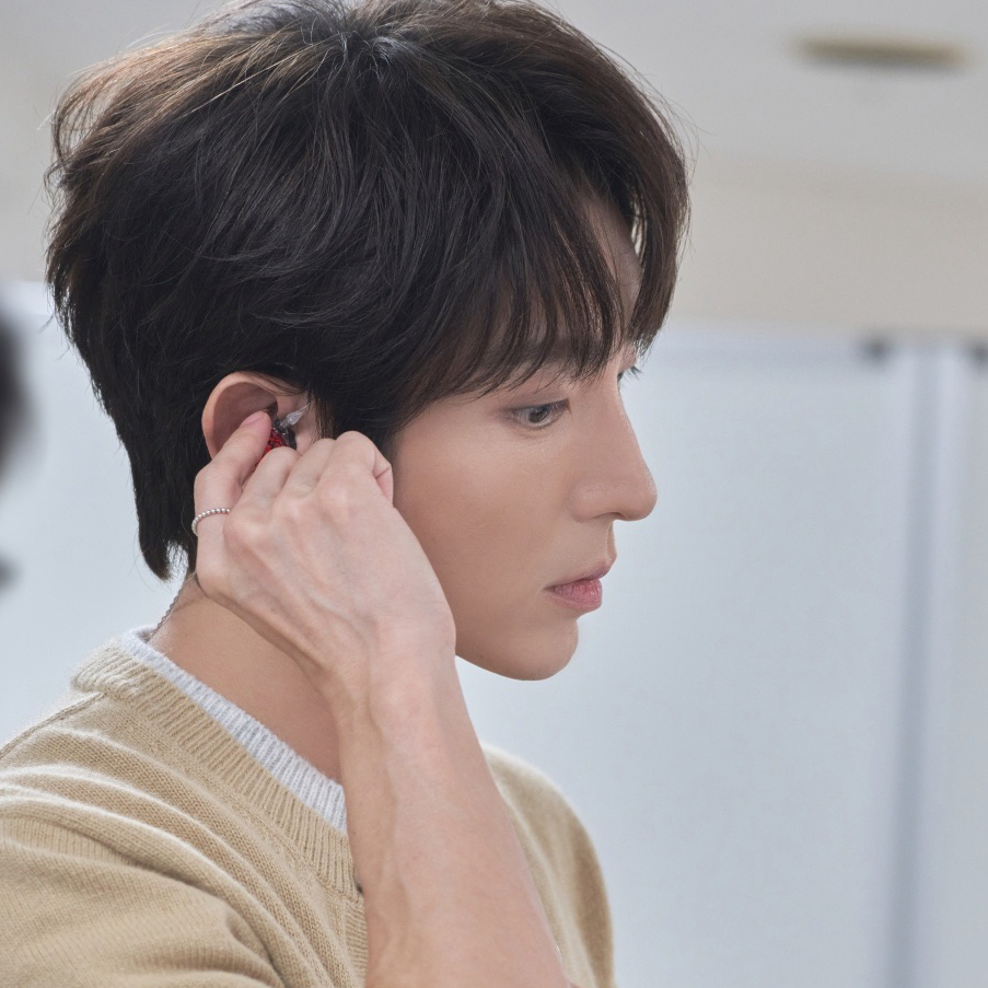 Behind-the-scenes cut of Lee Joongi