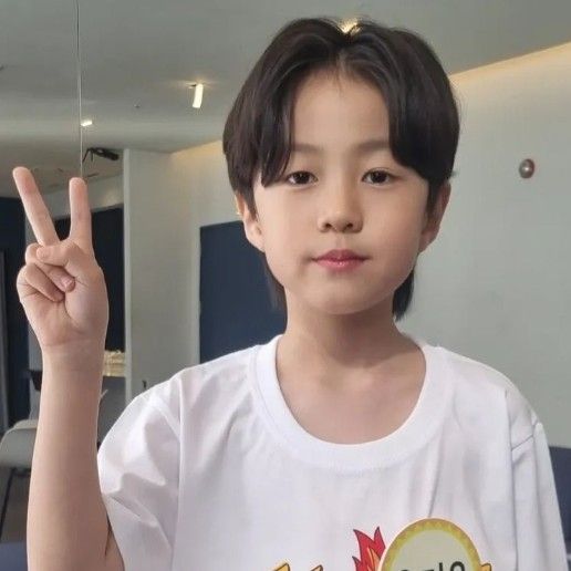 Behind-the-scenes cut of You Jiwoo