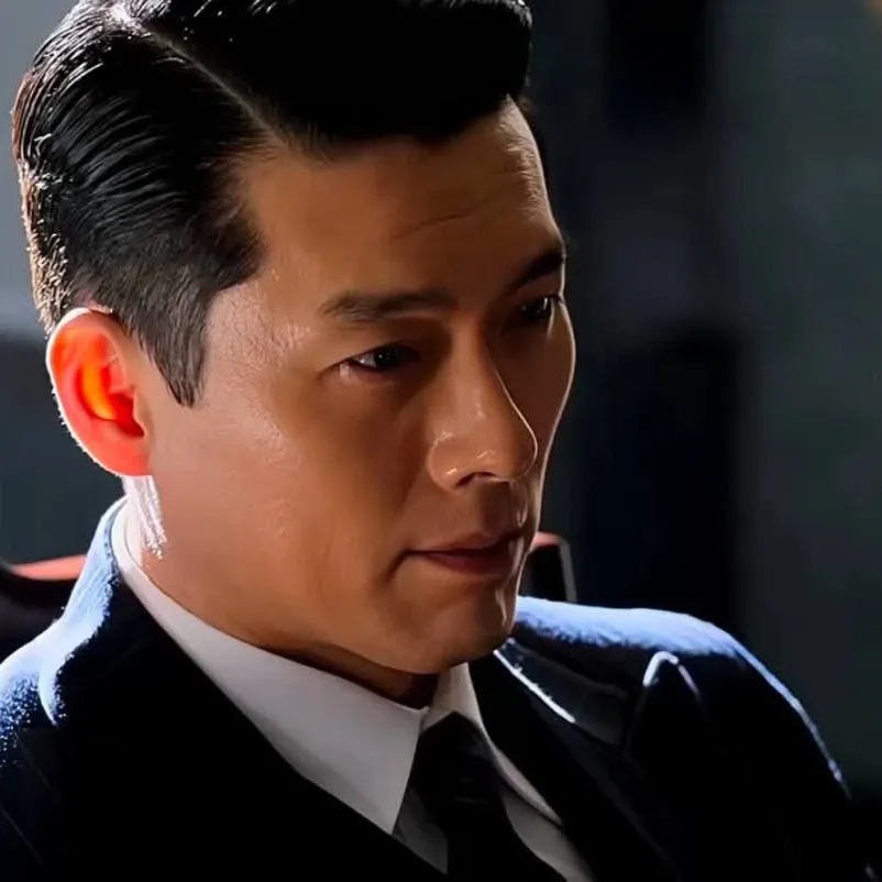 A moment captured by a fan of Hyun Bin
