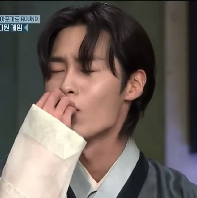 A moment captured by a fan of Lee Jaewook