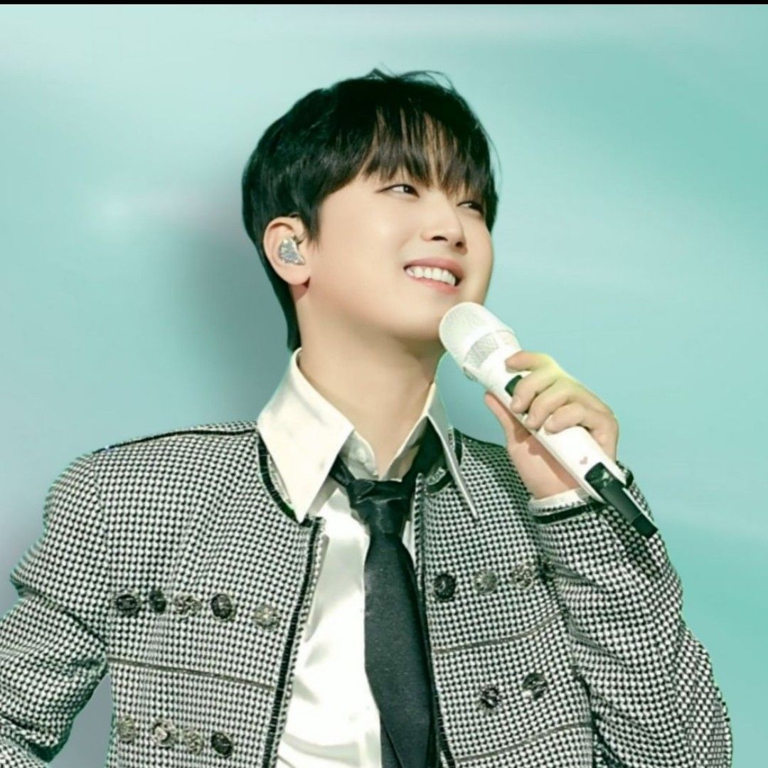 粉丝拍下的李灿元瞬间