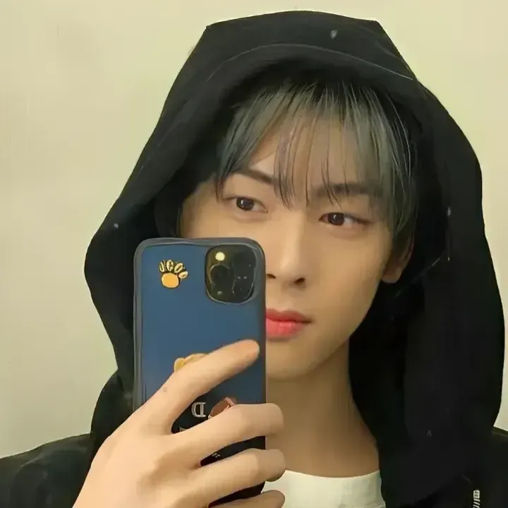 Behind-the-scenes cut of Cha Eunwoo
