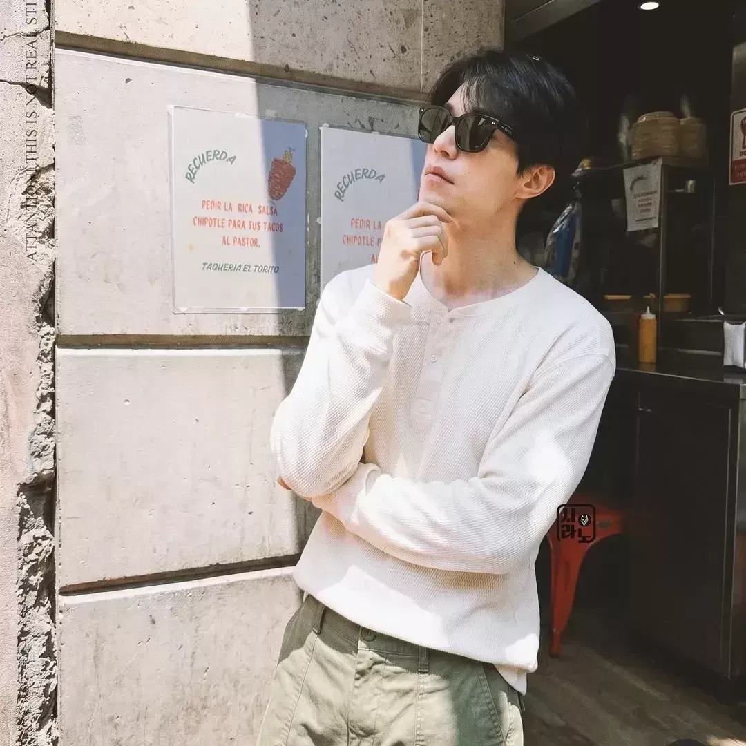 A moment captured by a fan of Lee Dongwook