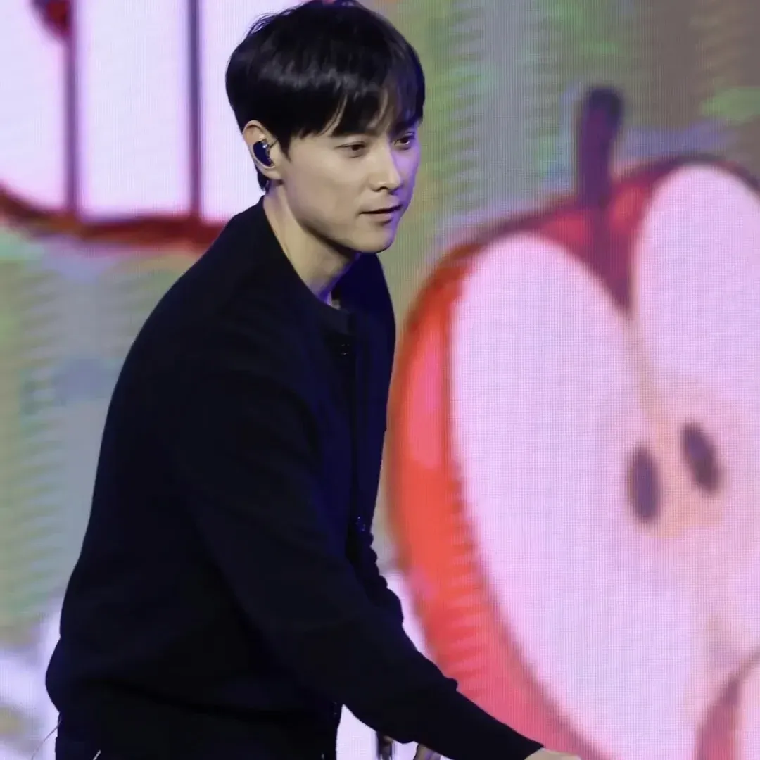 A moment captured by a fan of Min Kyunghoon