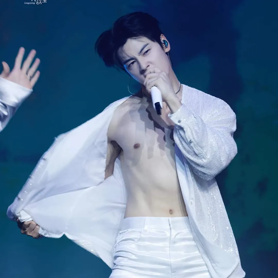 A moment captured by a fan of Cha Eunwoo