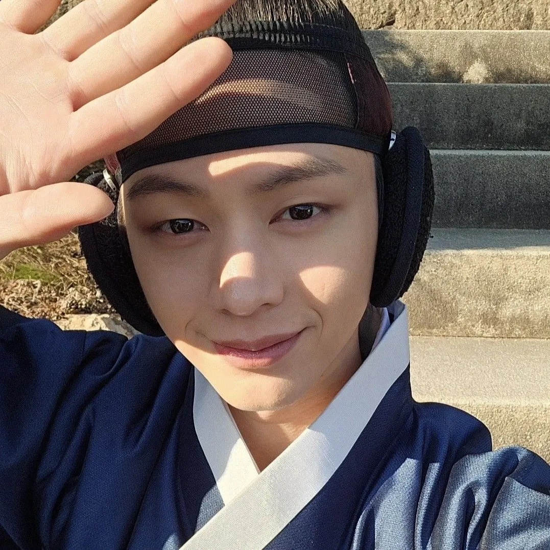 A moment captured by a fan of Yook Sungjae