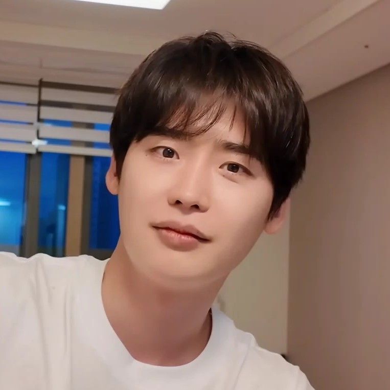 Foto kegiatan terbaru dari Lee Jongsuk