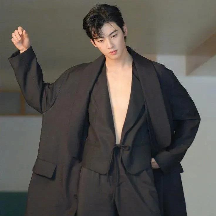 Behind-the-scenes cut of Cha Eunwoo