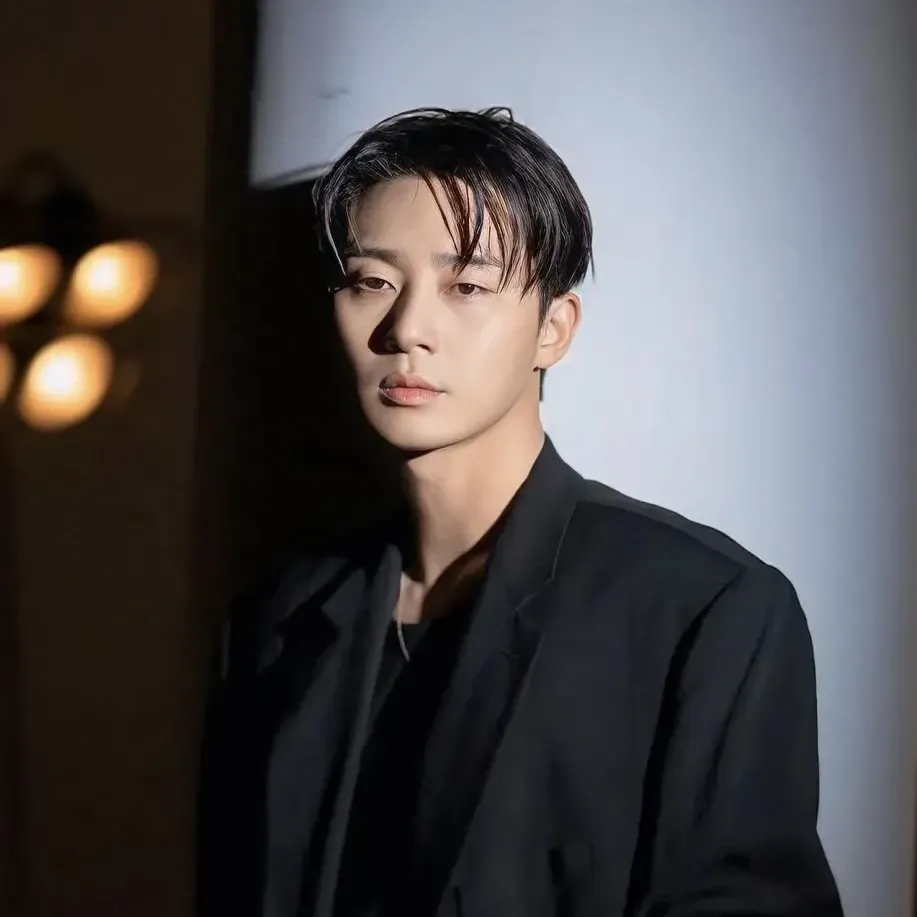Recent activity shot of Park Seojoon