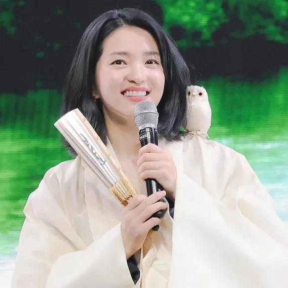 Behind-the-scenes cut of Kim Taeri