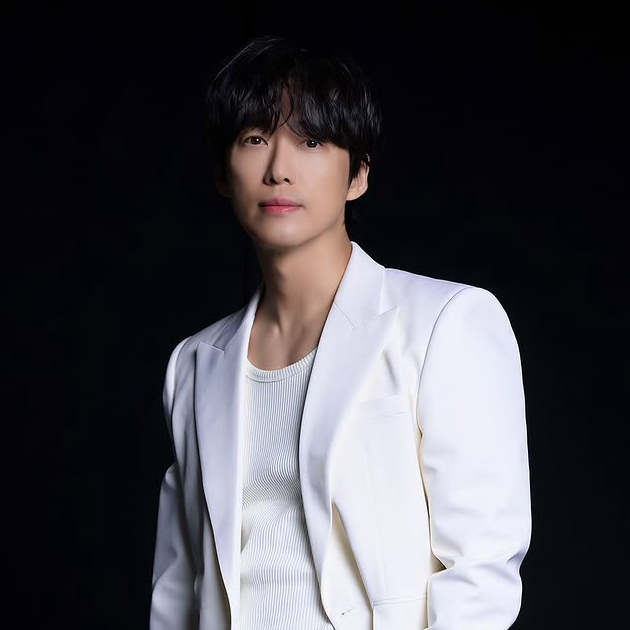 Behind-the-scenes cut of Namkoong Min
