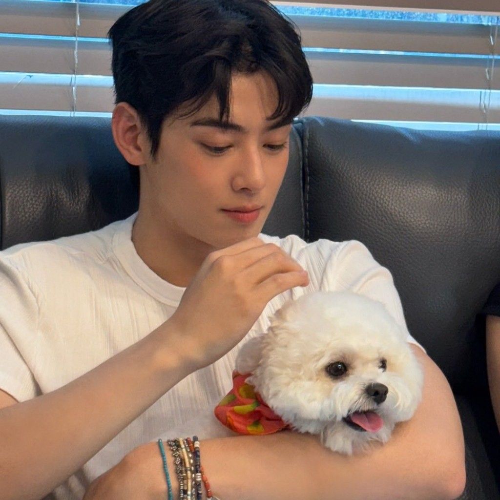 Behind-the-scenes cut of Cha Eunwoo