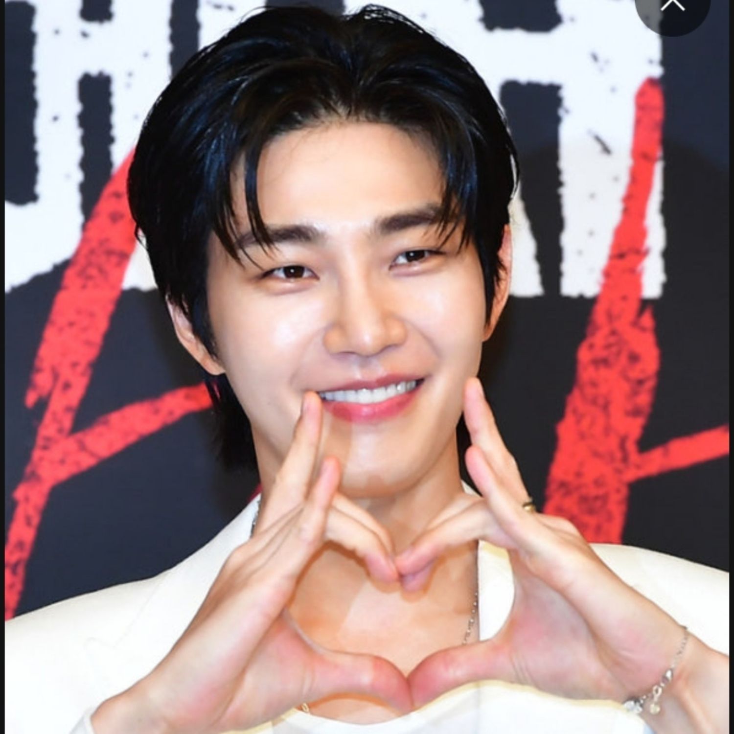 Behind-the-scenes cut of Kim Jaeyoung