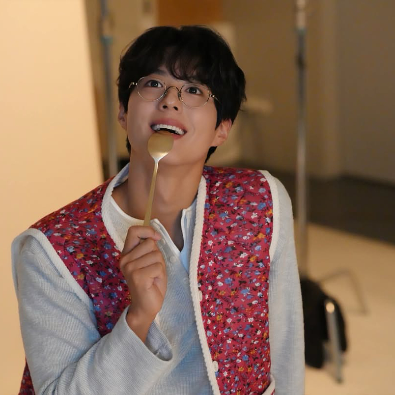 A moment captured by a fan of Park Bogum