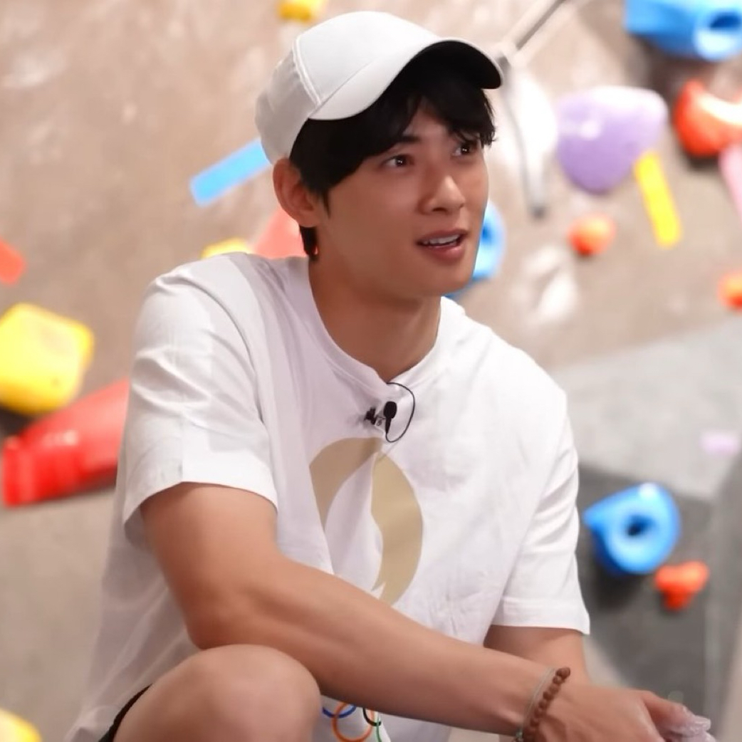 A moment captured by a fan of Cha Eunwoo