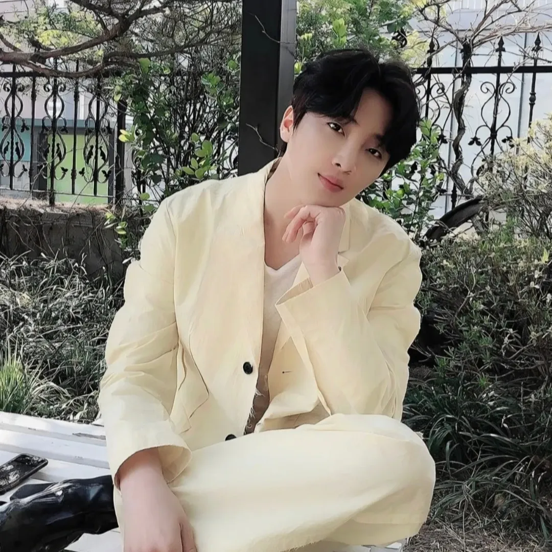 A moment captured by a fan of Hwang Yunsung