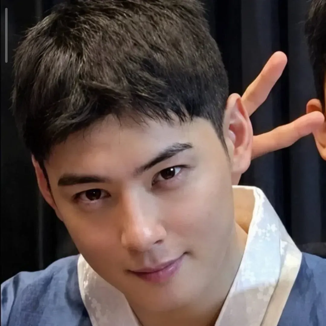 A moment captured by a fan of Cha Eunwoo