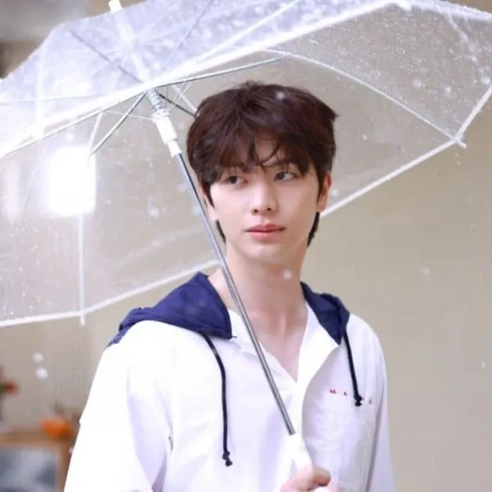 A moment captured by a fan of Yook Sungjae