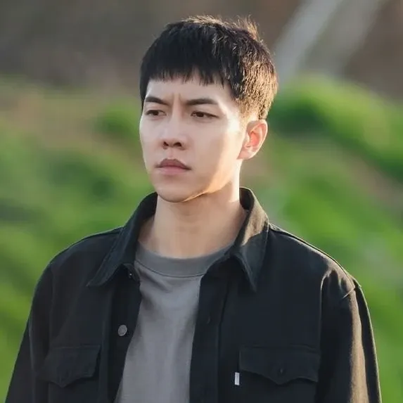 Foto terbaru dari Lee Seunggi