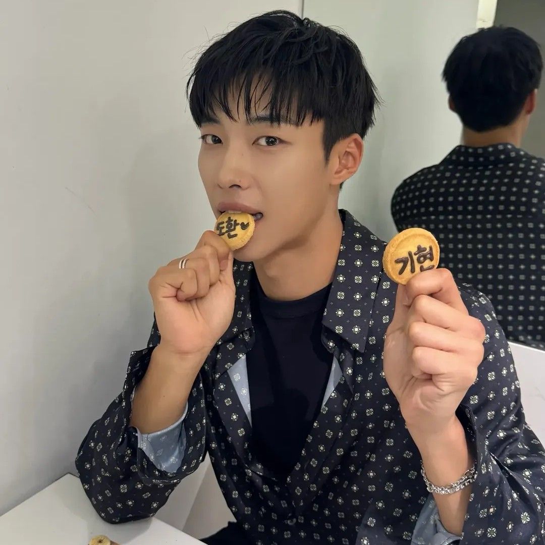 A moment captured by a fan of Woo Dohwan