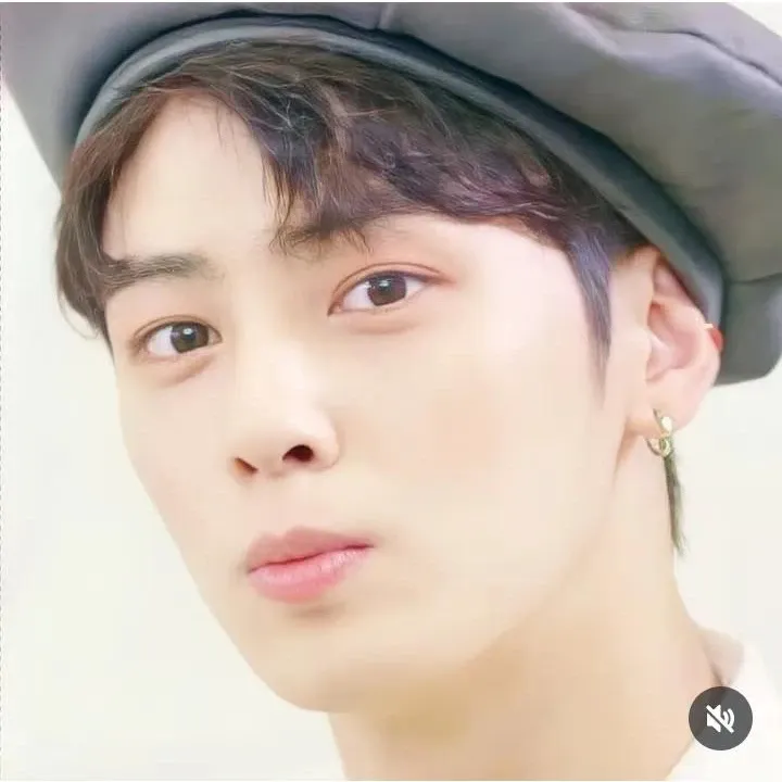A moment captured by a fan of Cha Eunwoo