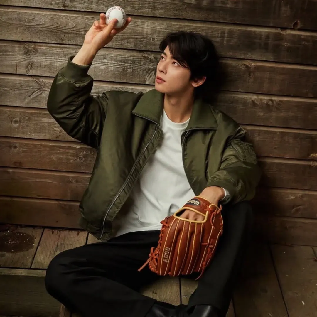 Behind-the-scenes cut of Cha Eunwoo