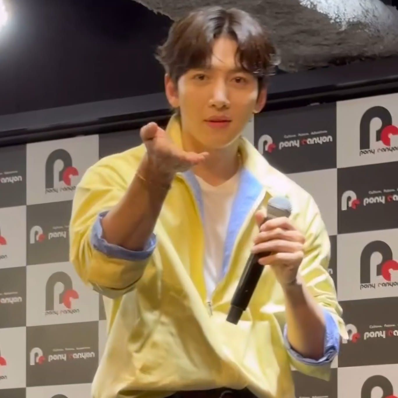 粉丝拍下的池昌旭瞬间