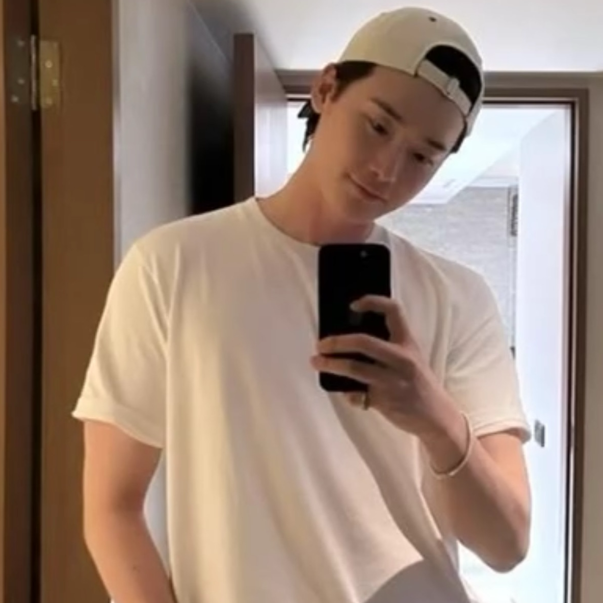 Behind-the-scenes cut of Lee Jongsuk