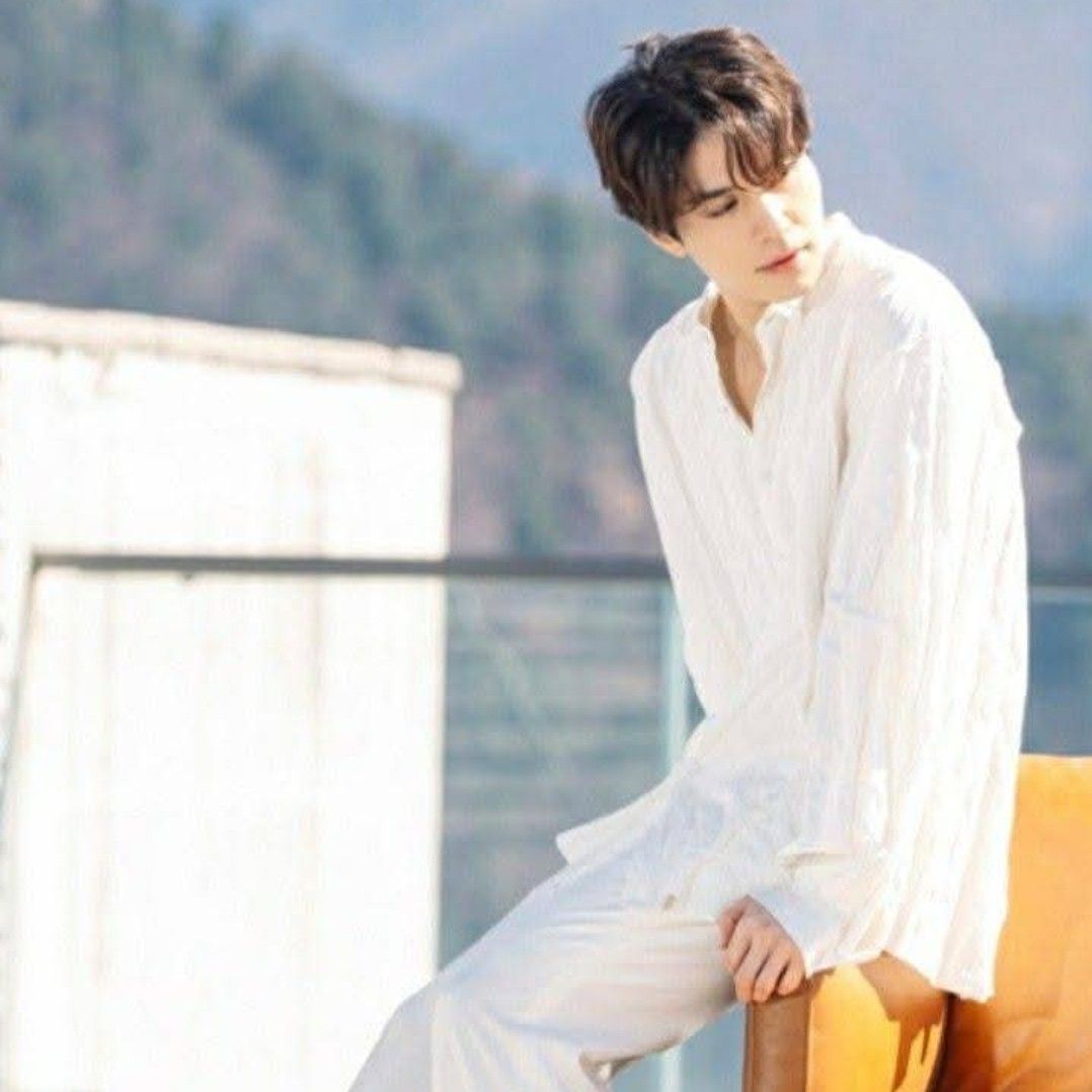 A moment captured by a fan of Lee Dongwook