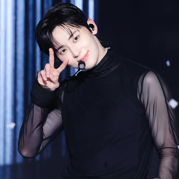 투표로 선정된 황민현의 인기 프로필 이미지