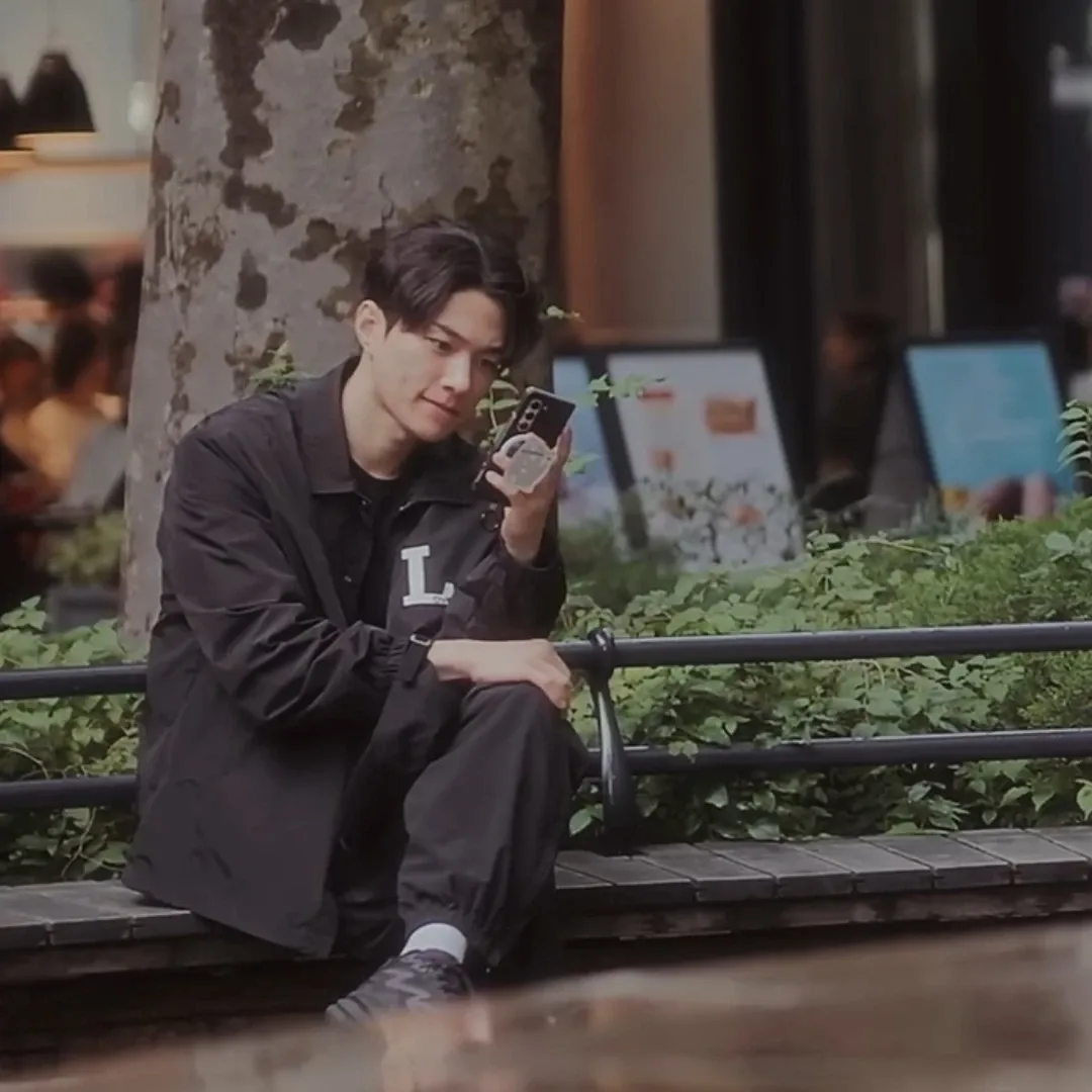 Behind-the-scenes cut of Kim Myungsoo (L)