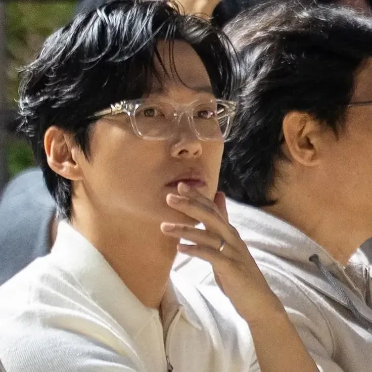 Behind-the-scenes cut of Namkoong Min