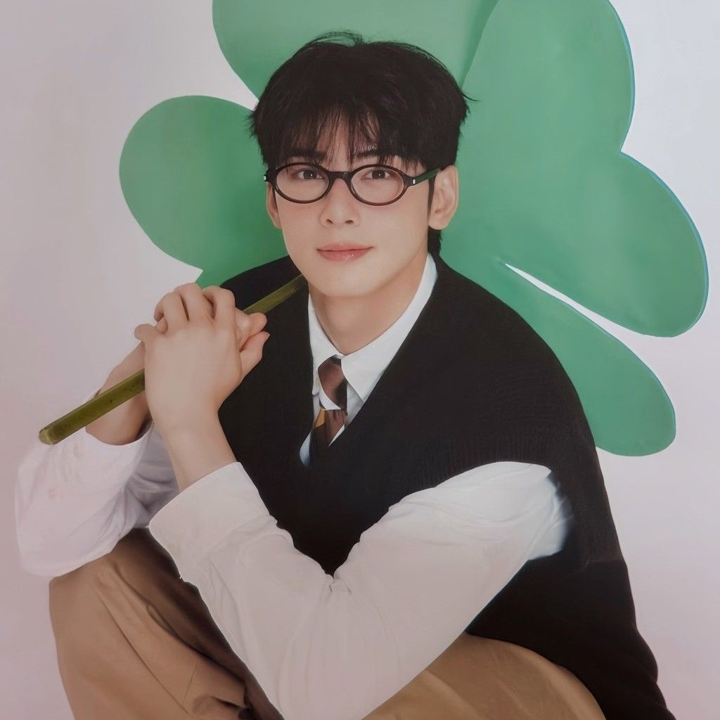 Behind-the-scenes cut of Cha Eunwoo