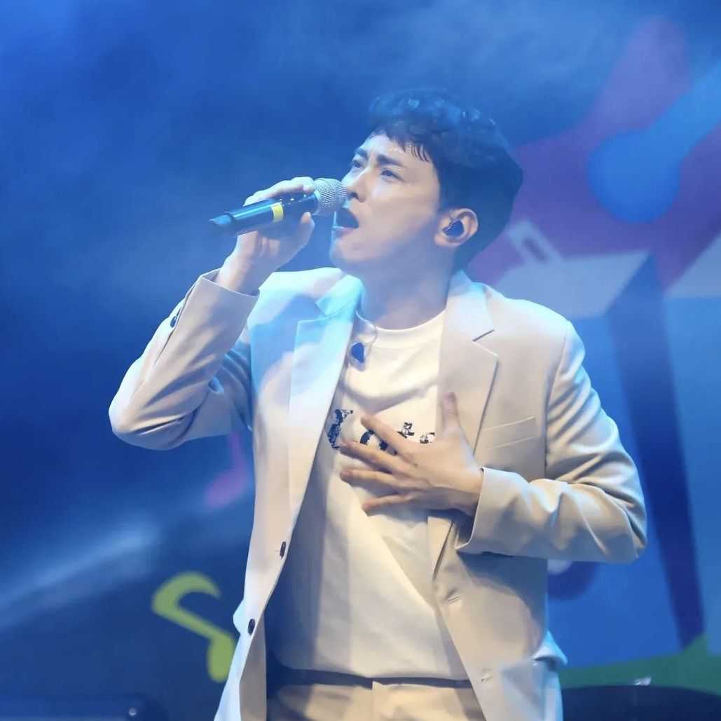 A moment captured by a fan of Min Kyunghoon