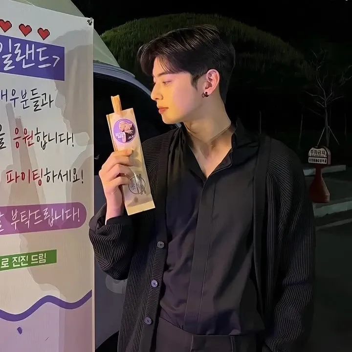 Recent activity shot of Cha Eunwoo