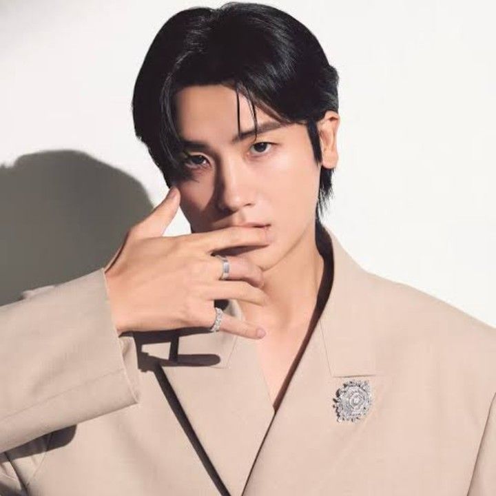 A moment captured by a fan of Park Hyungsik