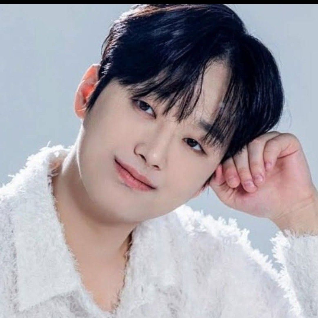 Behind-the-scenes cut of Lee Chanwon