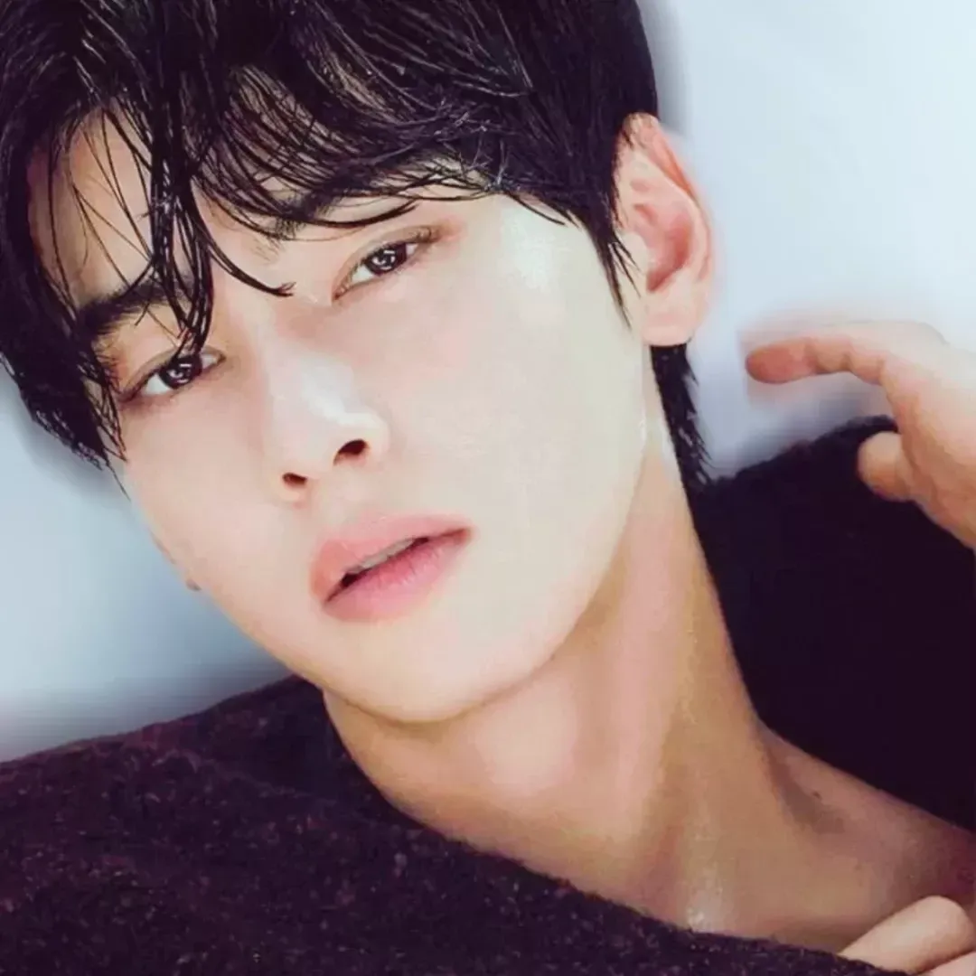 Recent activity shot of Cha Eunwoo