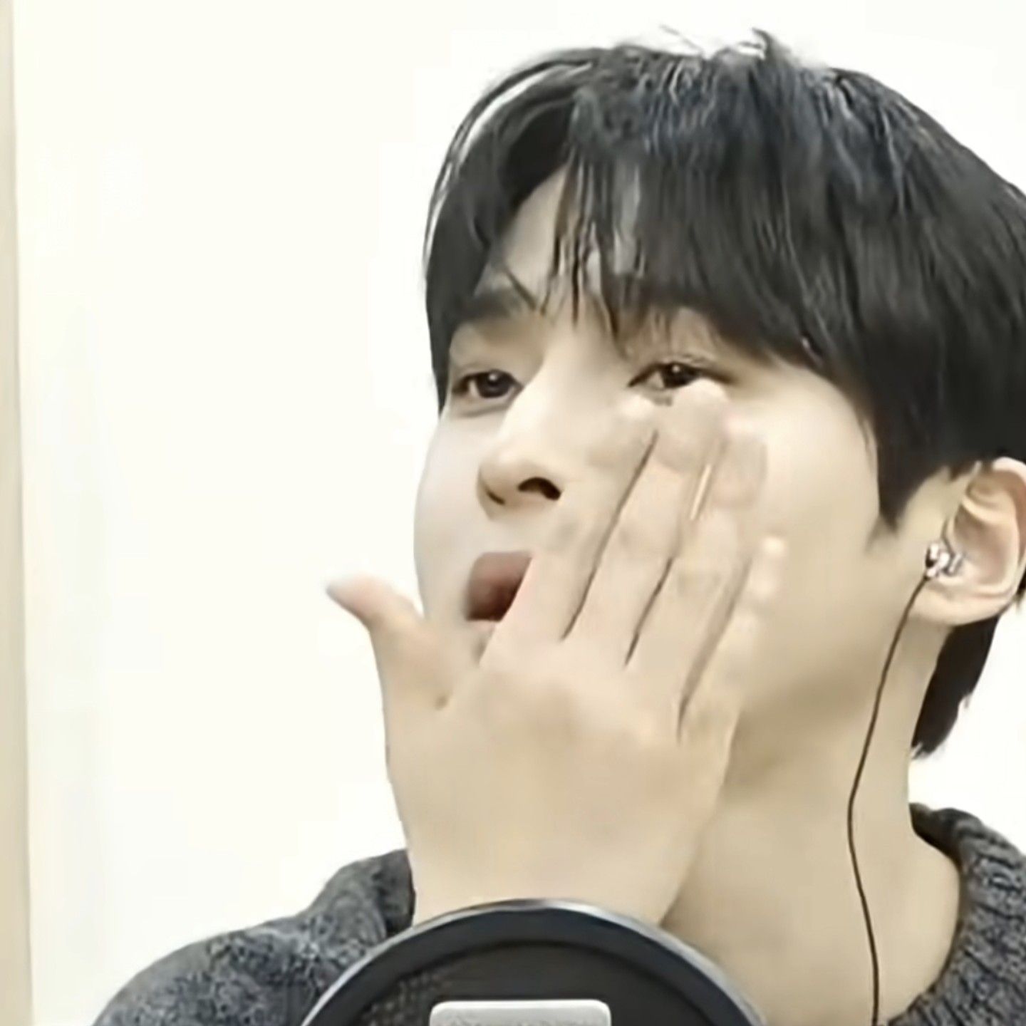 A moment captured by a fan of Seong Ri