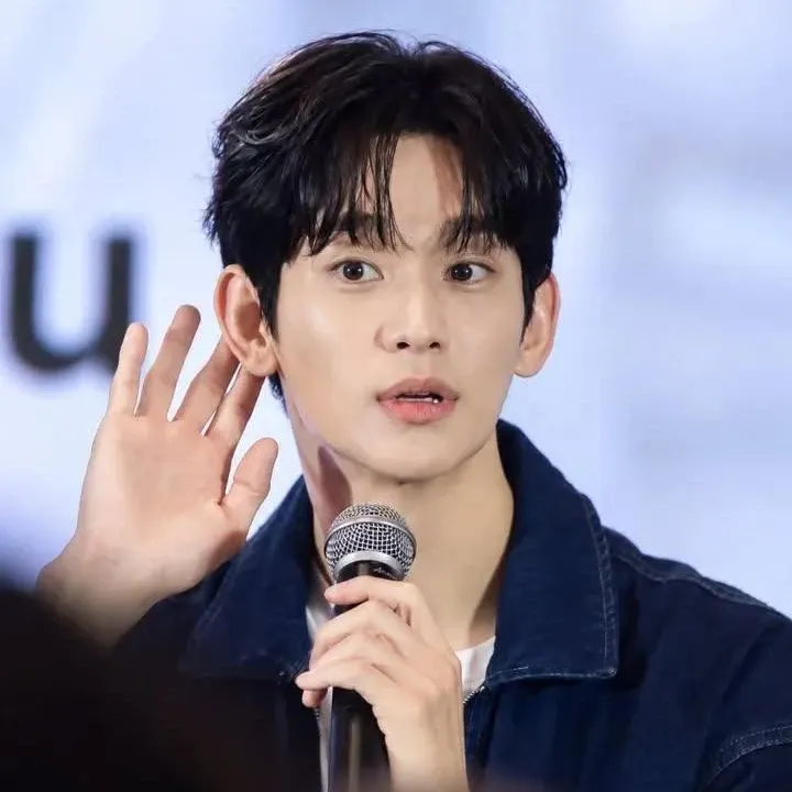 A moment captured by a fan of Kim Soohyun