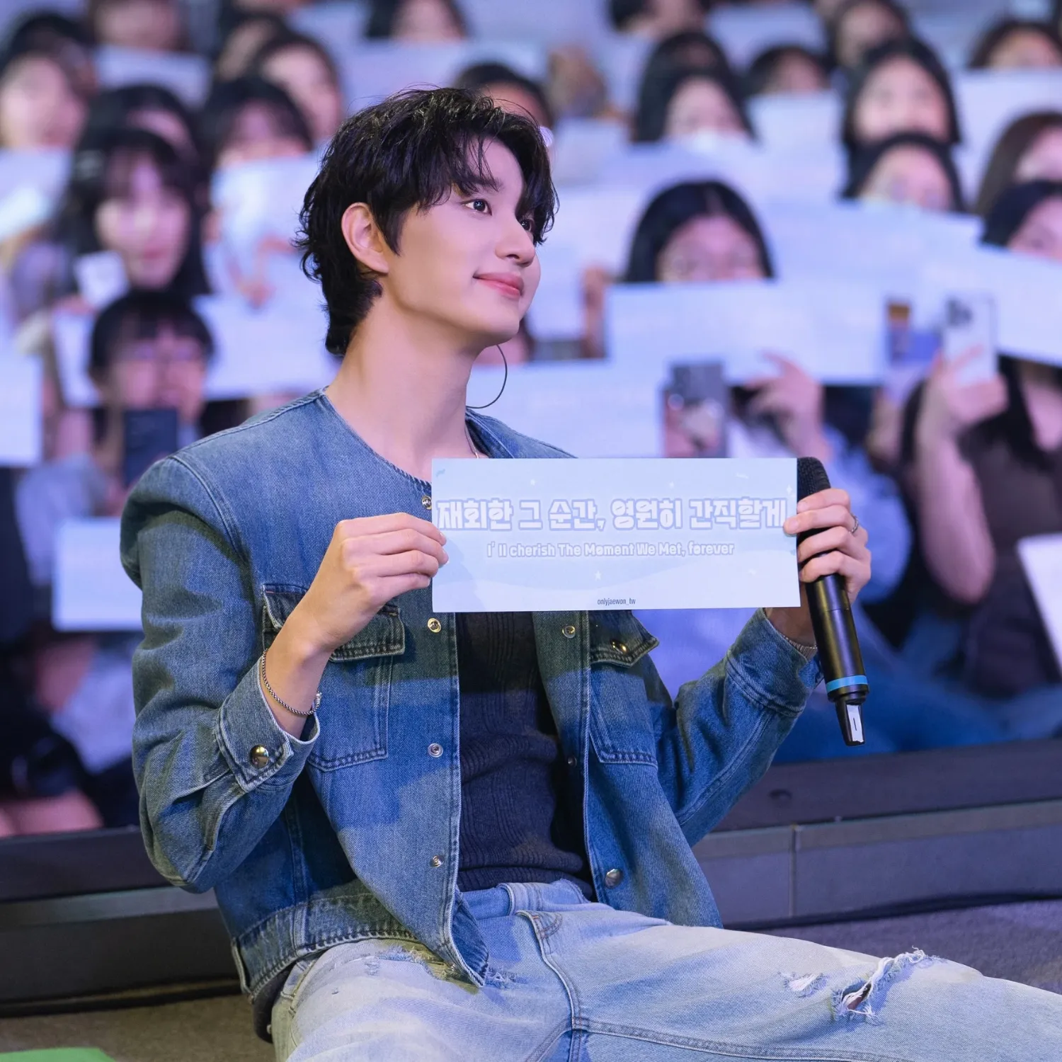 A moment captured by a fan of Kim Jaewon