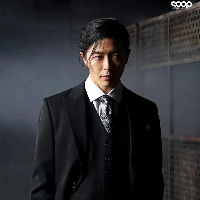 Behind-the-scenes cut of Kim Jaewook