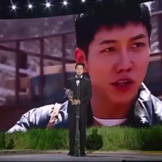 A moment captured by a fan of Lee Seunggi
