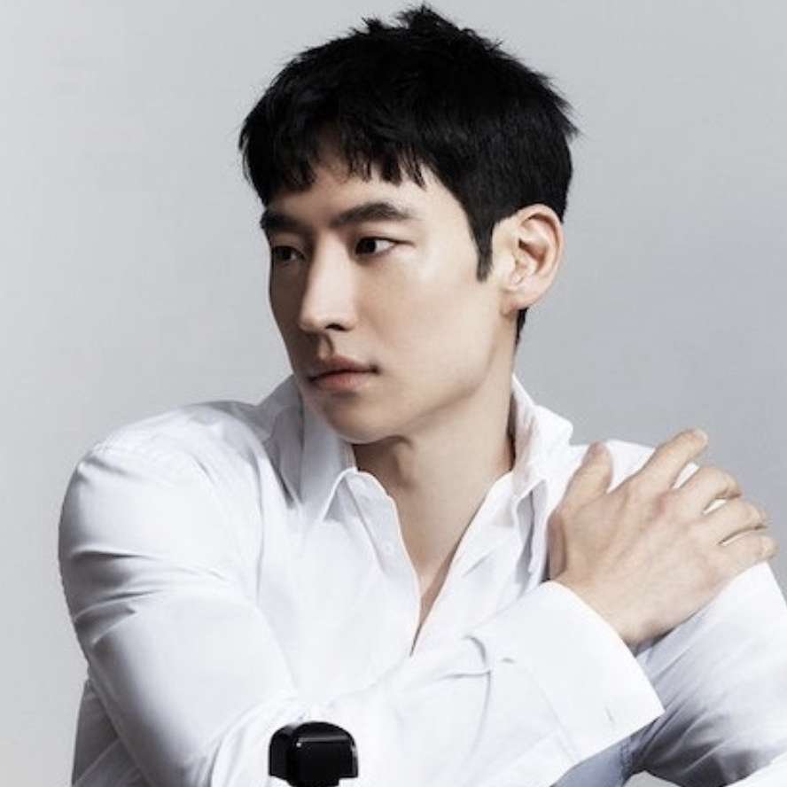 Behind-the-scenes cut of Lee Jaehoon