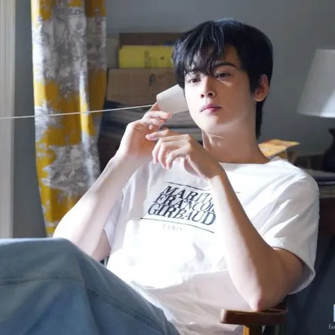 Behind-the-scenes cut of Cha Eunwoo